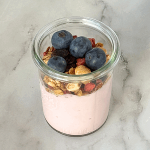 Yaourt fraise, granola fruits rouges