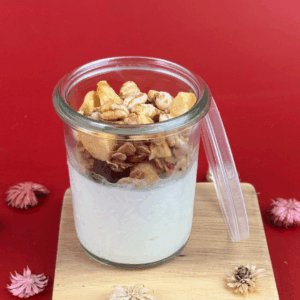 Yaourt grec muesli, miel maison, fruits secs et pomme