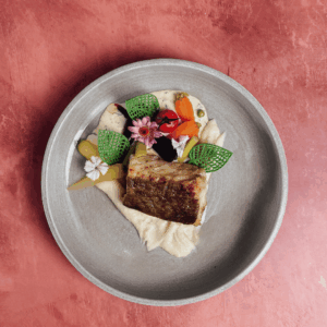 Saumon en croûte maison : sauce à l’aneth et au citron, riz aux fines herbes et méli-mélo de légumes de Pâques colorés