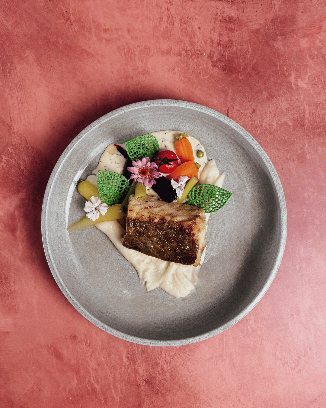 Saumon en croûte maison : sauce à l’aneth et au citron, riz aux fines herbes et méli-mélo de légumes de Pâques colorés