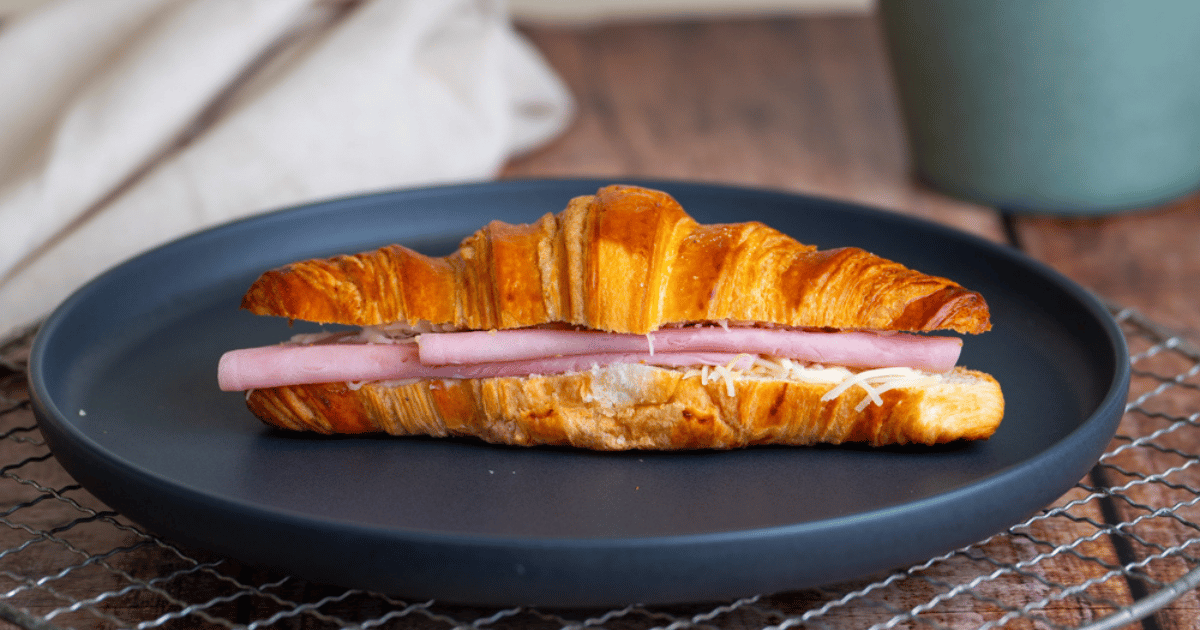 Le croissant au jambon et au fromage en formule du midi au centre-ville !